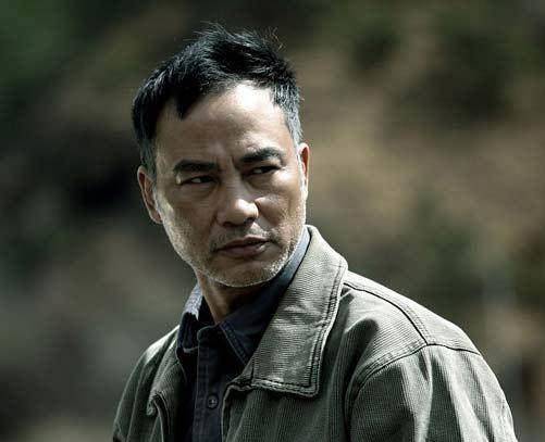 因背景强大,黑社会也不敢动他,感情专一,女儿长腿吸睛,颜值高_任达华