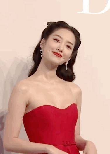 杨采钰和钟楚曦,谁才是"港风一绝"?_卷发_造型_活动