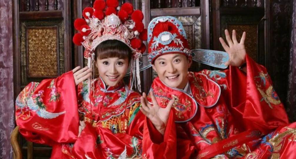 接下来就说说她的感情吧,遇到丈夫王斑是因为《空港塔台》,当时的她是