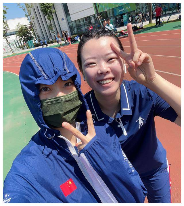 王适娴防晒工作到位,与李雪芮贴贴合影_球员_混双_女单