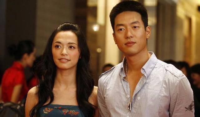 姚晨庆结婚7周年,甜蜜接吻秀恩爱,躺在老公曹郁怀中开怀大笑_凌潇肃