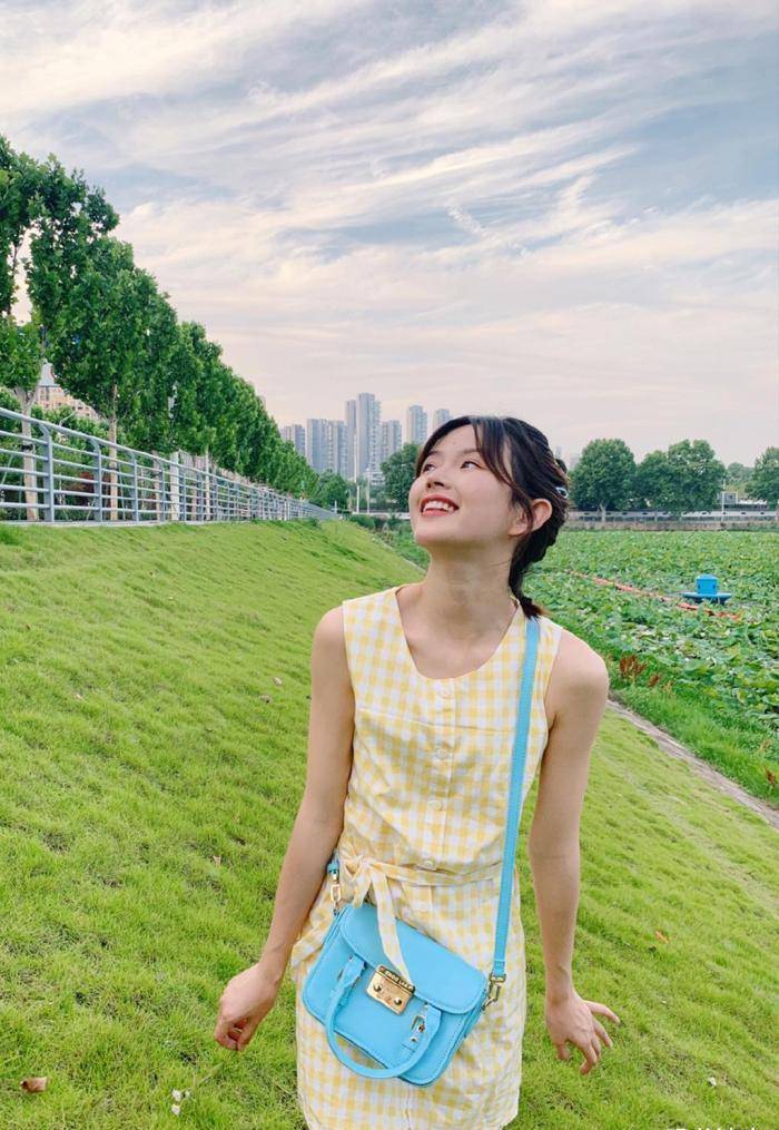 小清新风格的女生拍写真,青春烂漫的模样,让宅男格外心动