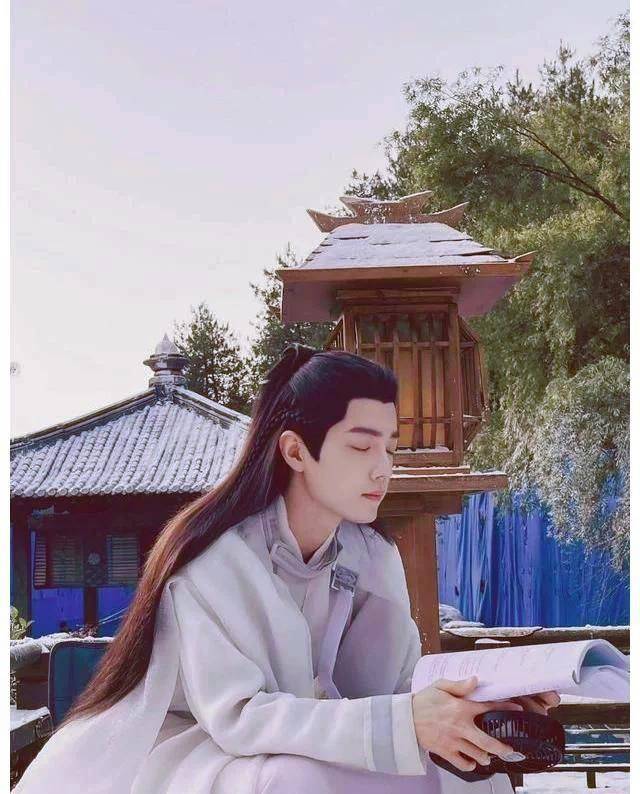 《玉骨遥》海报,肖战的神官大人时影衣袂飘然,眉骨俊朗,肖战的定妆照