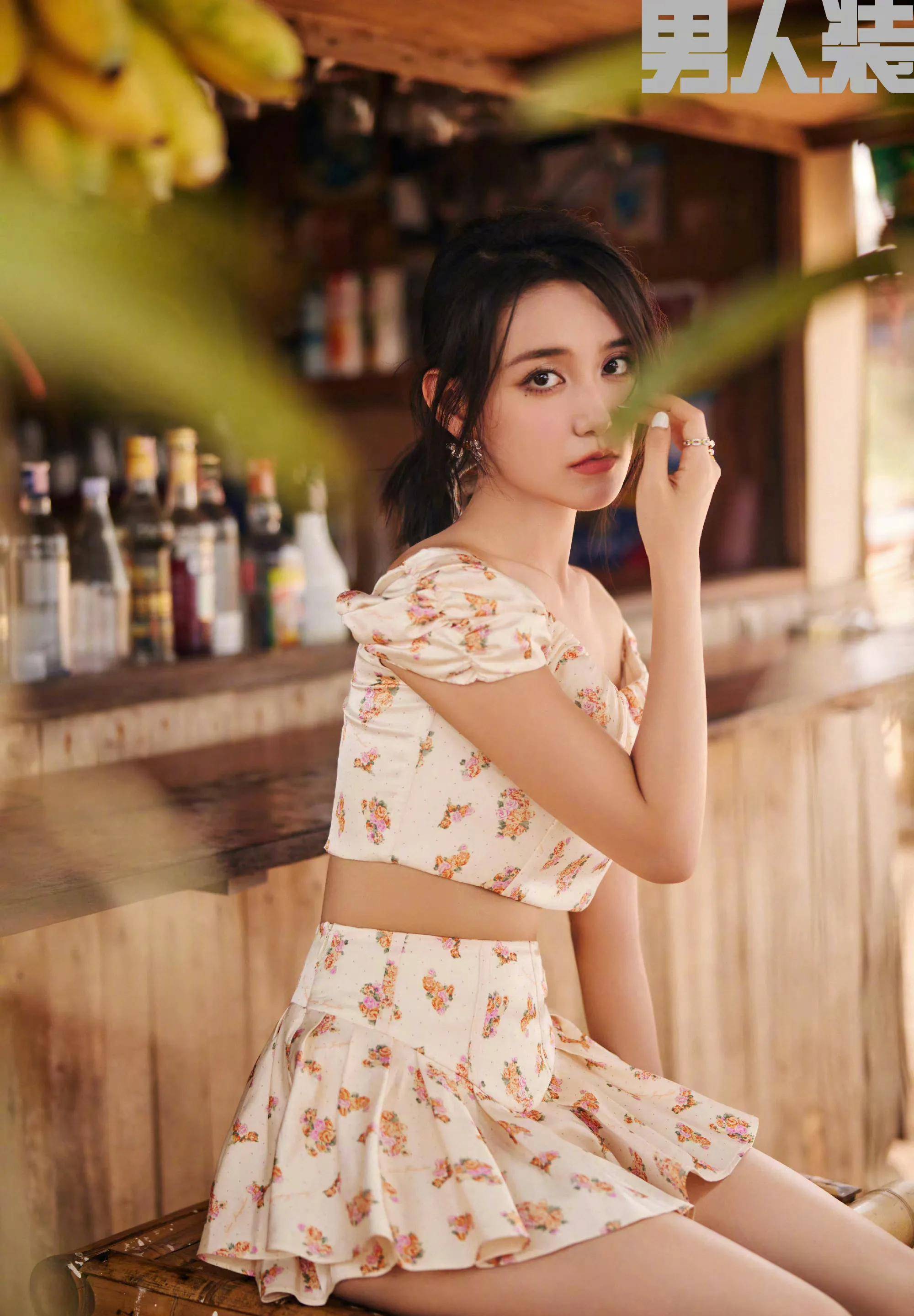 蒋依依《男人装》520大片身穿粉色贝壳,超短火辣裙抹身,诠释少女时尚