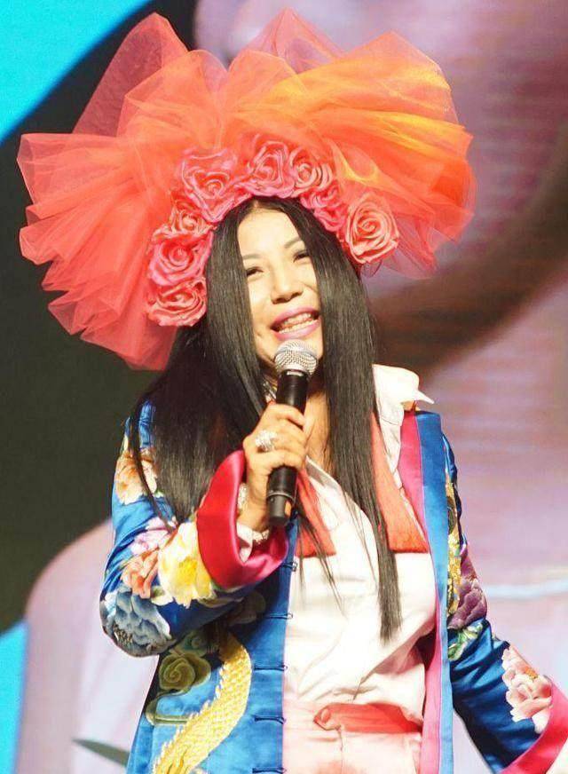 杨二车娜姆顶大红花献唱,造型雷倒观众,多年习惯一直有变啊!