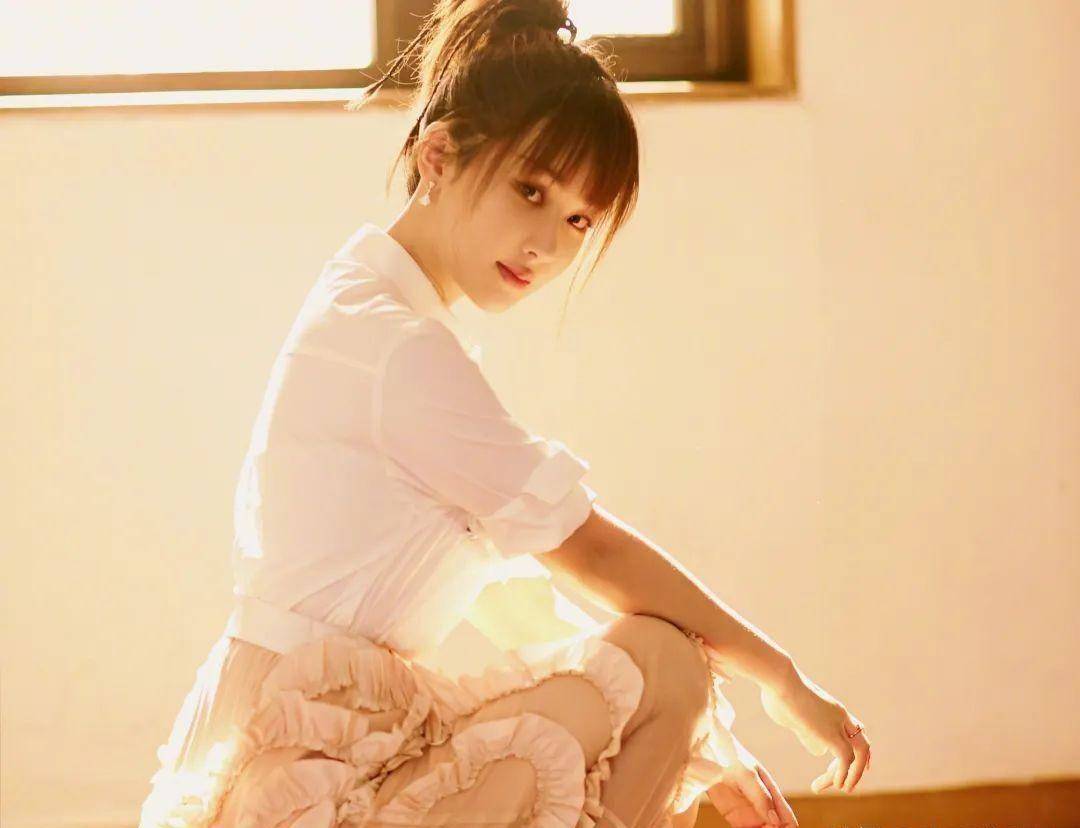 杨紫遭当红小花联合打压?虞书欣内定出道位?_李佳琦_范冰冰_工作