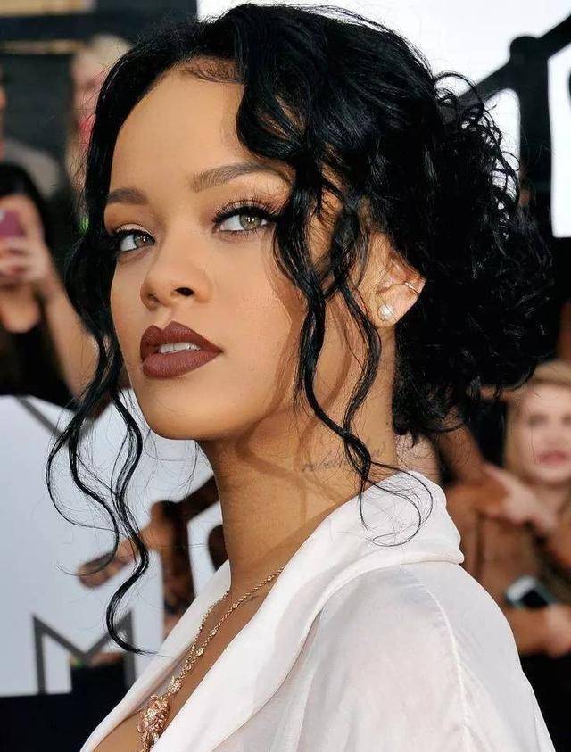 要说黑长直,大红唇,谁能赢得过天后蕾哈娜?_时尚_身材_耿直