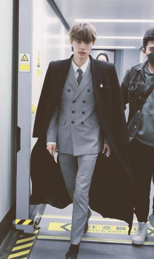 吴世勋的名品:太平洋宽肩 直角肩 一字锁骨必须拥有姓名!