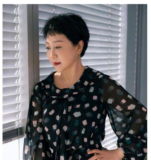 杨紫分享妈妈近照,高雅气质获称赞,网友齐催快出道_母亲_名字_姿态