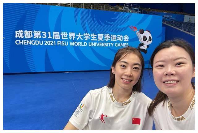 王适娴防晒工作到位,与李雪芮贴贴合影_球员_混双_女单