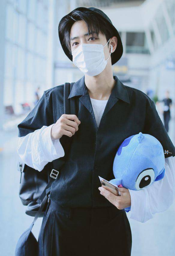 肖战背包照集锦:斗罗大陆中可爱,现实生活中年轻有活力像大学生_照片