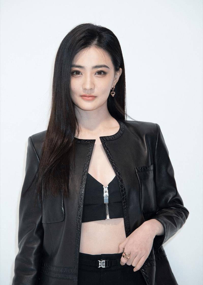 徐璐巴黎时装周看秀,穿露脐内衣露出细腰大长腿,28岁的高级脸真好看