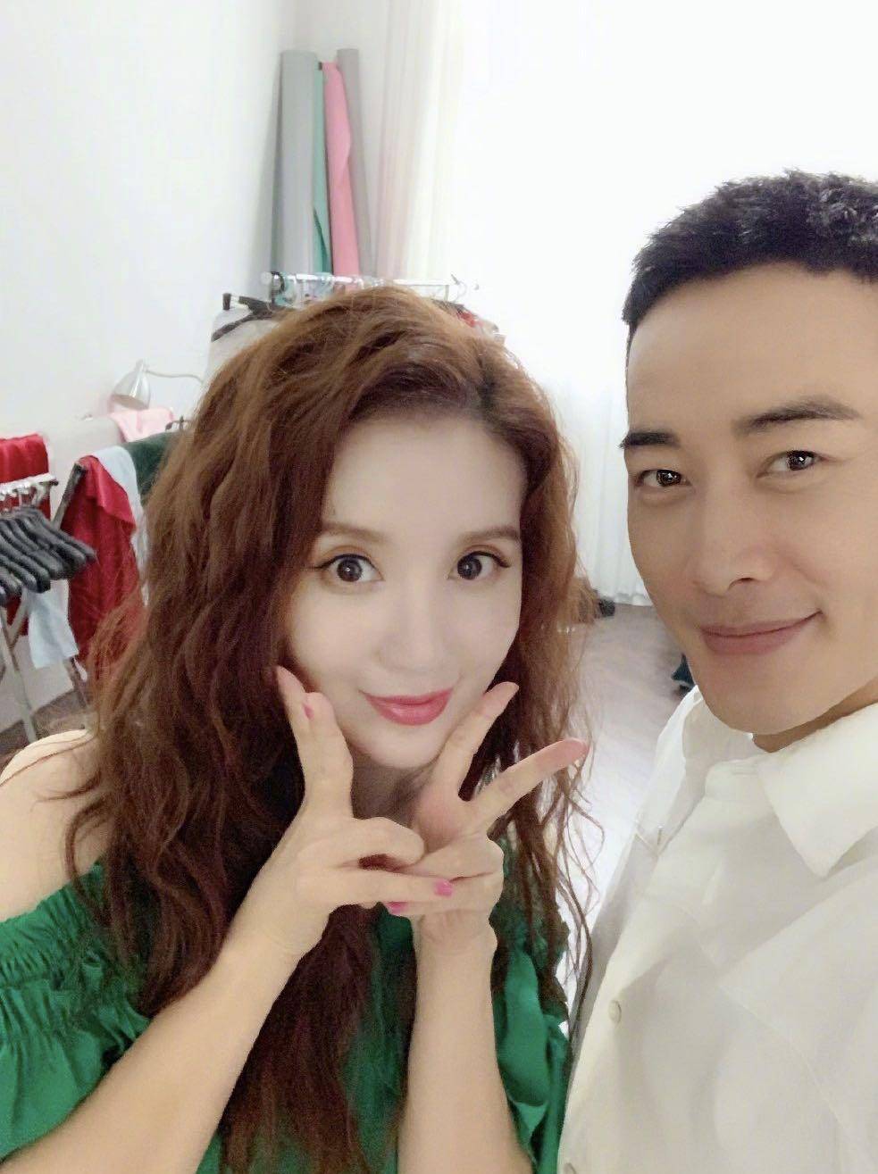 还晒上了分别和孙俪,罗晋,王自健,孙佳雨,张晓谦,杨皓宇,田雷的合照.