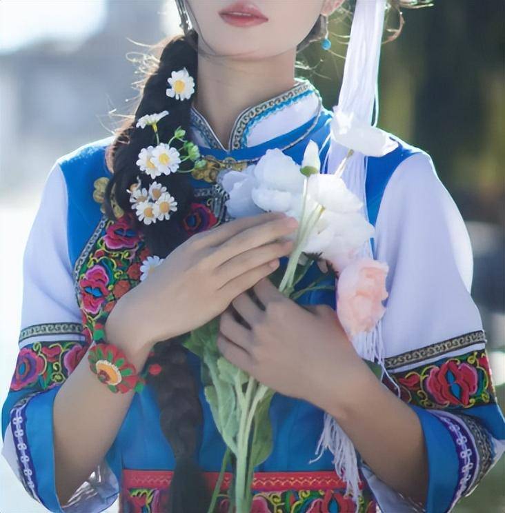 男知青在云南插队,爱上了一个白族姑娘,她却嫁给了一个美国人!