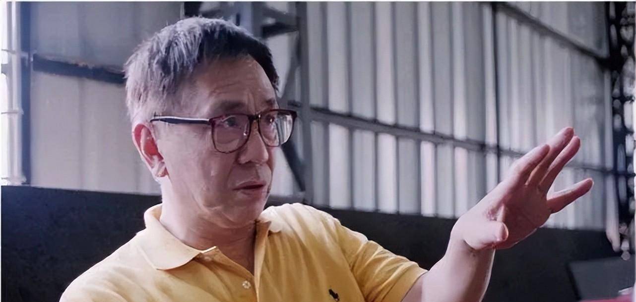 据说当年徐克和罗大佑赶到黄霑的录音室为《笑傲江湖》录了这首主题曲