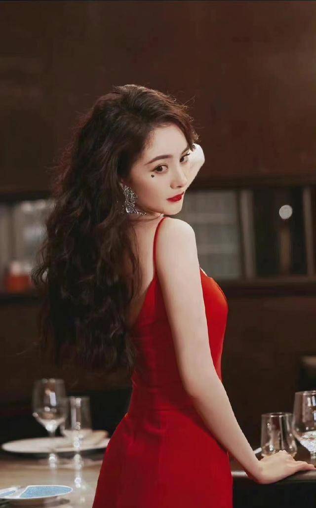 杨幂维密写真太美了,一袭红衣长裙性感火辣,尽显玲珑有致身材_电视剧