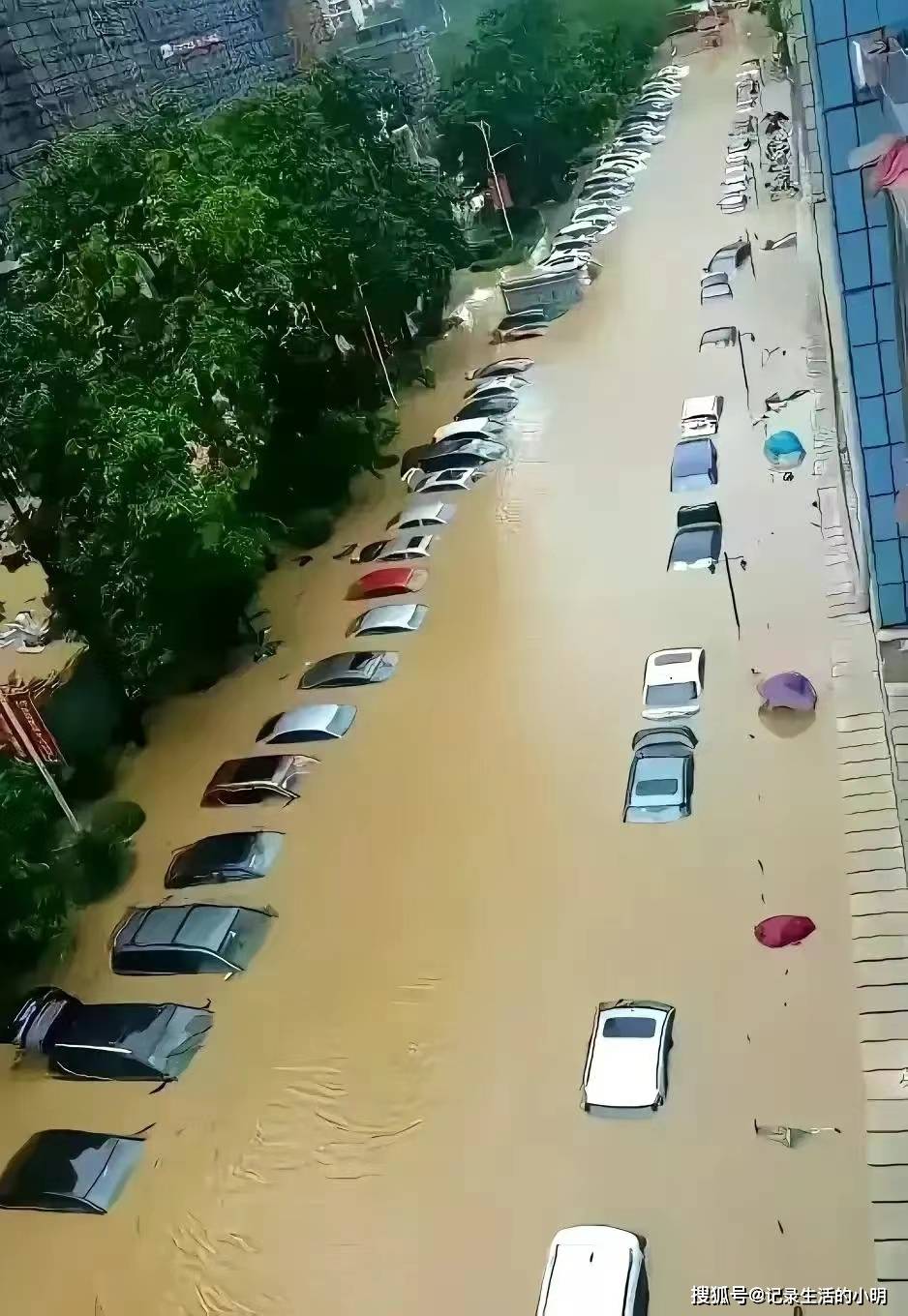 杜苏芮携暴雨来袭!福州多条街道积水,车辆被淹!