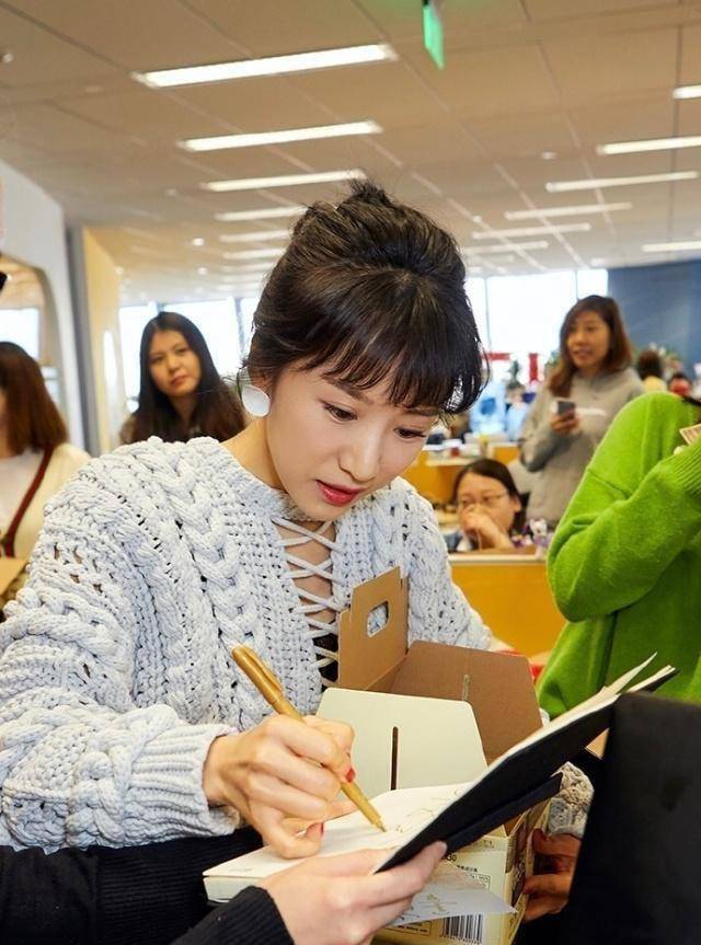 姚晨李念郭京飞都发文告别《都挺好》内容截然不同,态度一目了然_朱丽