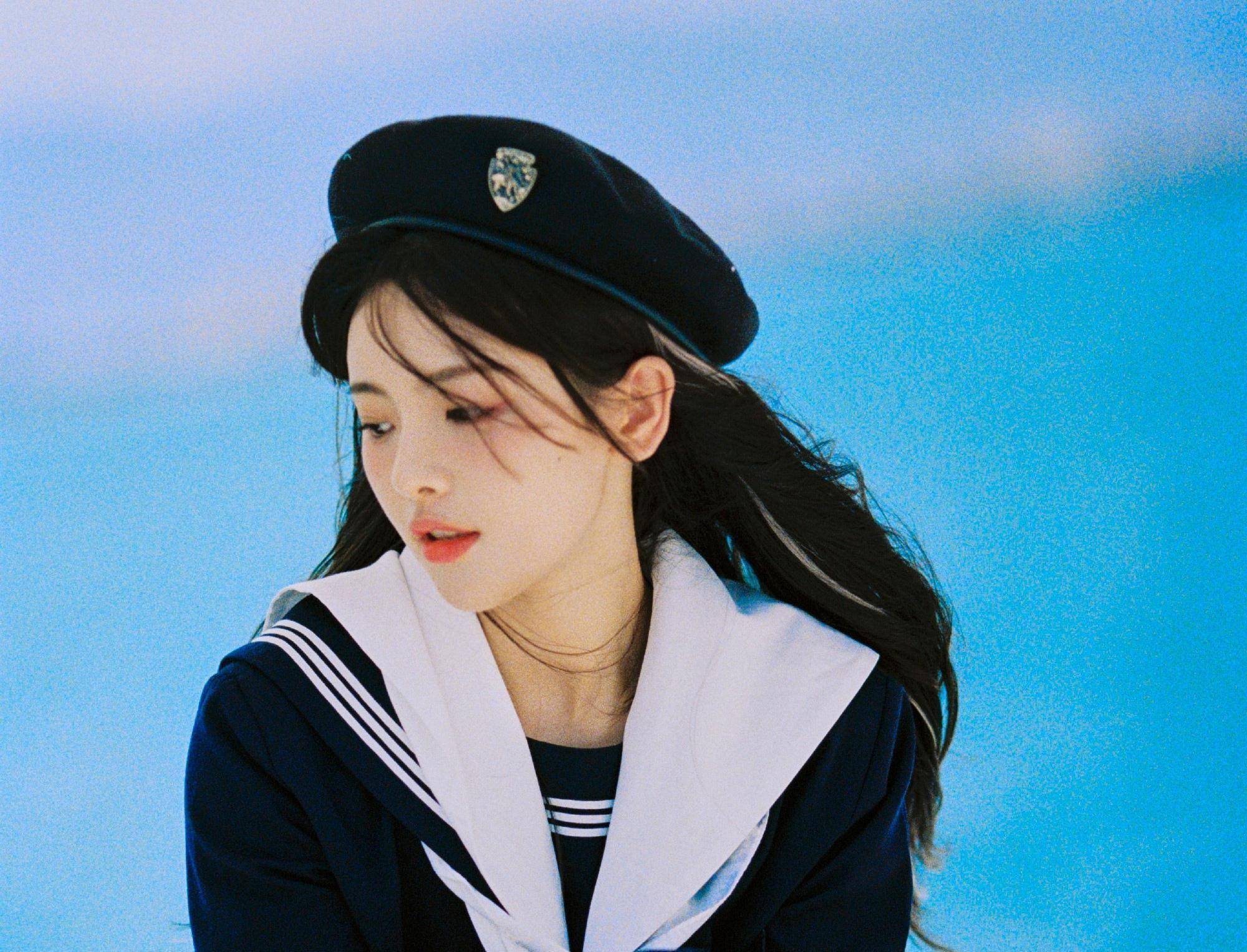 杨超越在拍时尚封面淡定从容,创新纯欲感巅峰,不愧是氛围感美女_带着