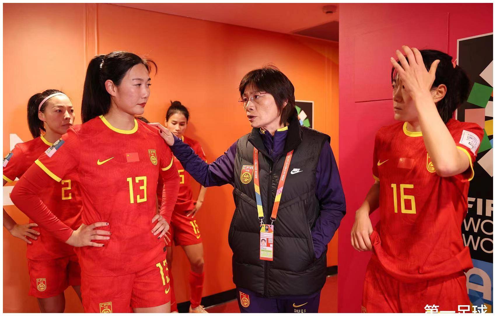 够,拼劲来凑,10人女足1比0胜海地队,比国足强多了_中国女足_比赛_王霜