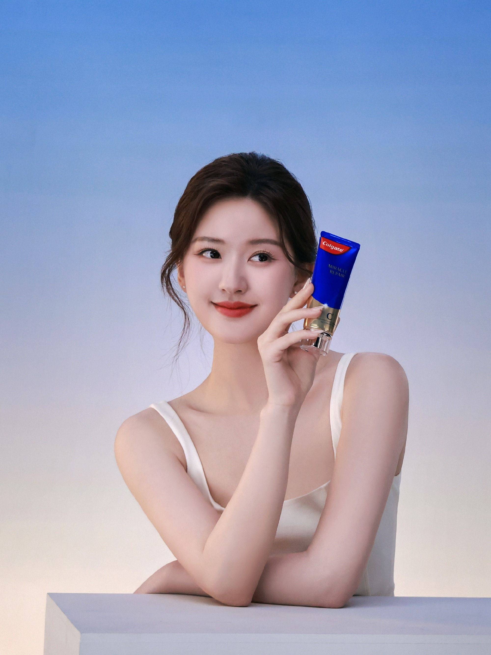 赵露思白色吊带连衣裙性感写真_美得_网友_长发