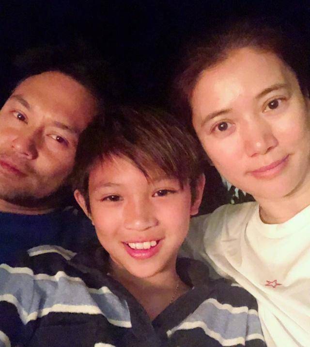 姚明一家三口近照曝光,8岁女儿身高瞩目,姚明叹女儿身高已失控_孩子