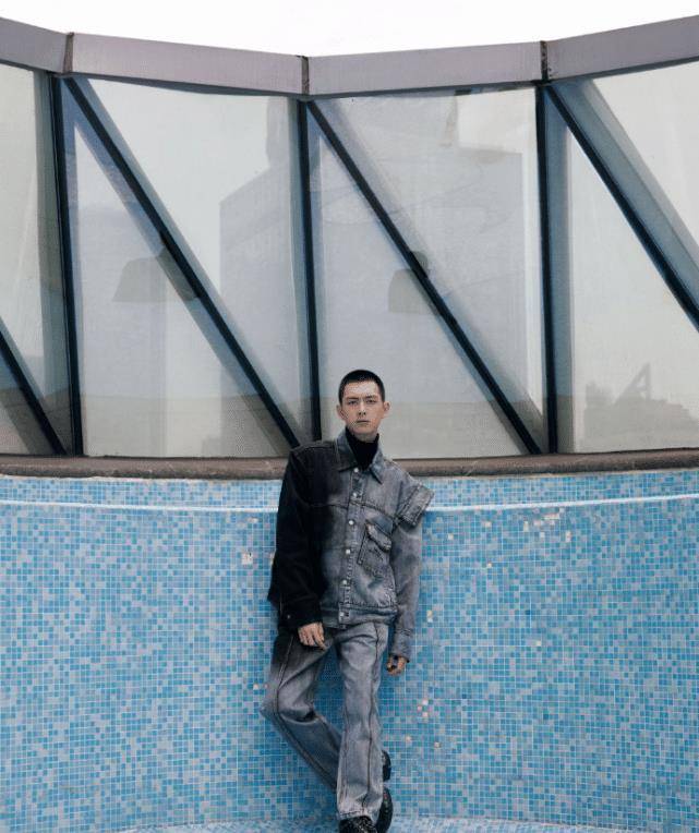 李现拍摄时尚大片,穿黑皮衬衣配西装裤,平头发型痞帅十足_look_黑色