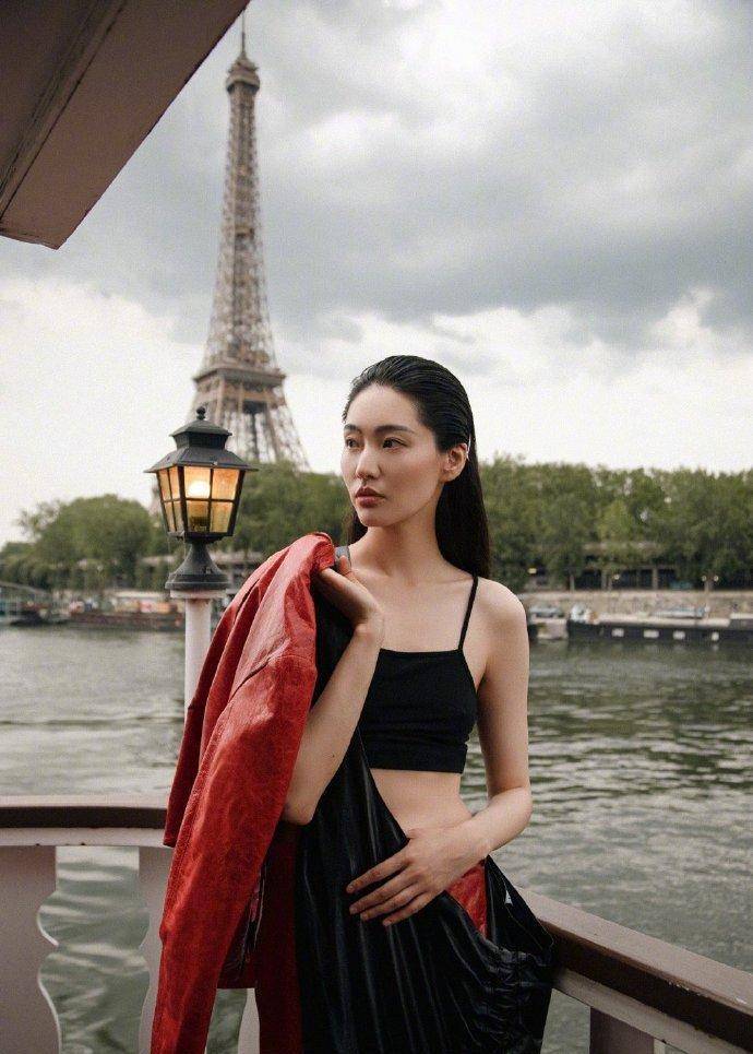 超模陈碧舸重回t台,身着麻花辫紧身裙露背,瞬间变身青春玉女_风格