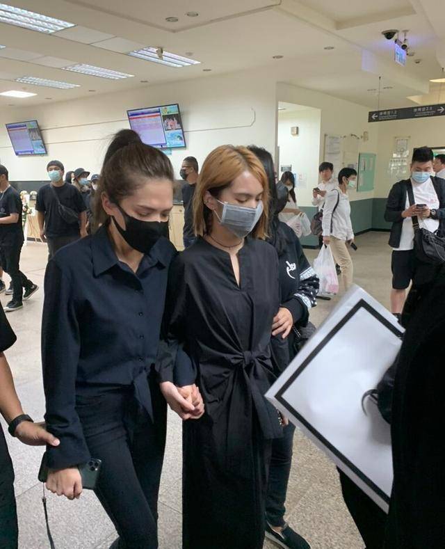 杨丞琳和小鬼女友一同送挚爱火化,众人手牵手边哭边喊情绪崩溃_遗体
