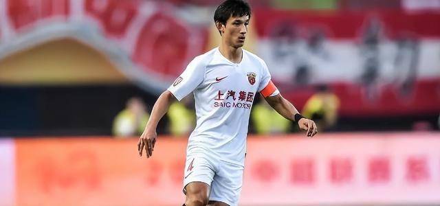 这场比赛,上港主帅莱科为了出其不意,将王燊超放到了后腰位置上.