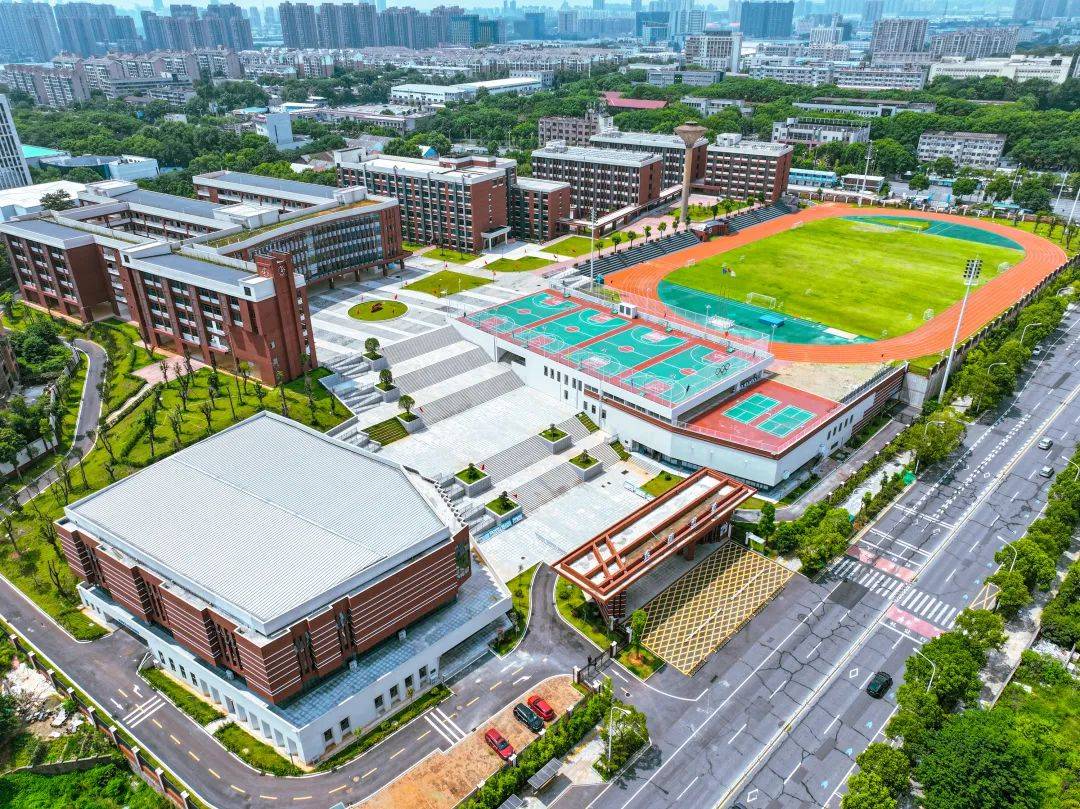 东雅中学的成立背景和定位,决定了它办学起点的"高位"和"高配".