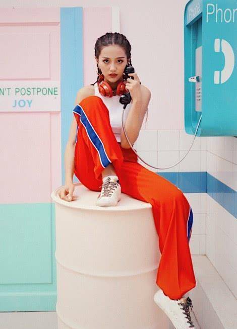 《爱情公寓5》咖喱酱万籽麟,头发扎成脏脏辫,穿红色长裤超有范_穿着