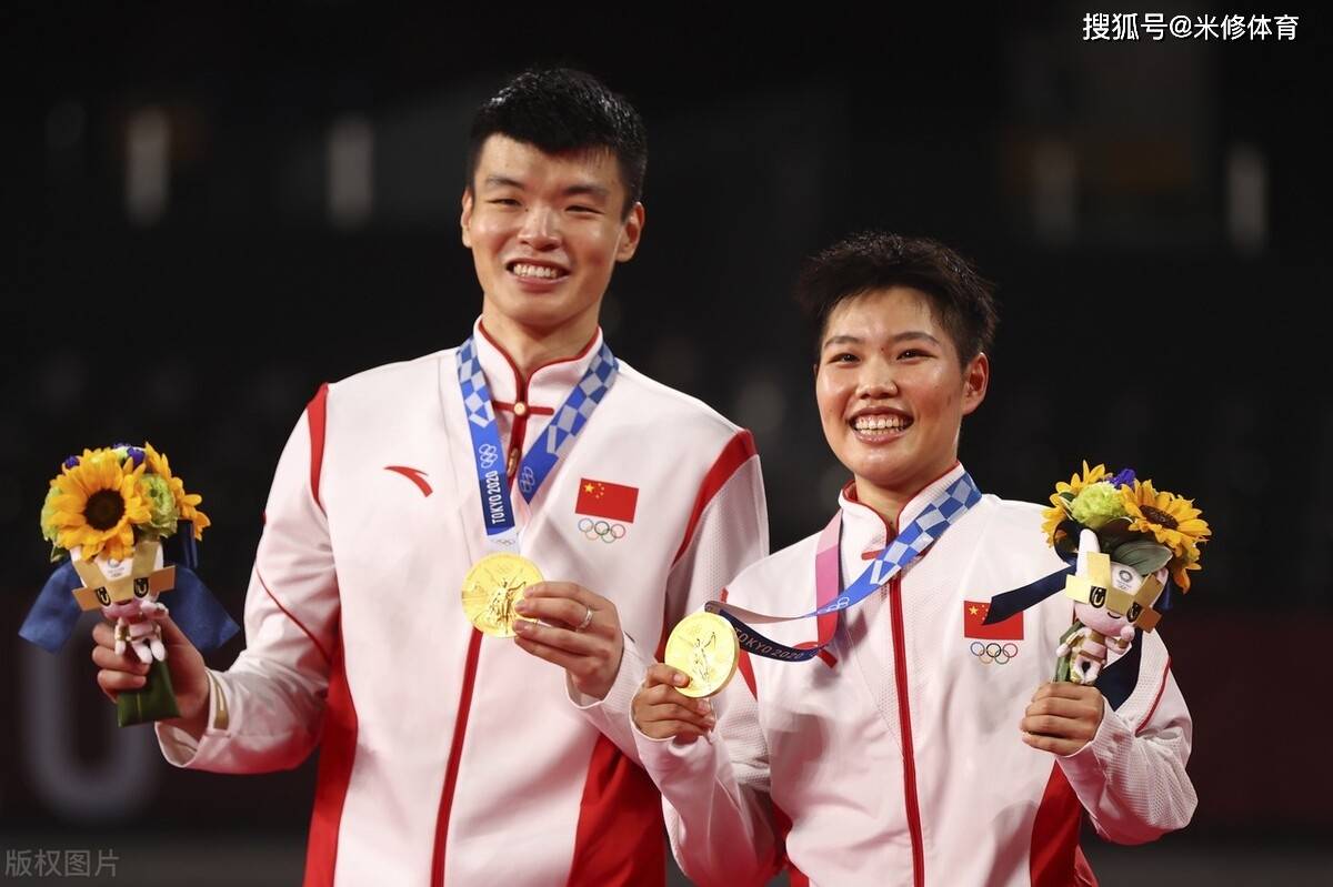 羽毛球奥运冠军求婚成功,晒接吻照,未婚妻是舞蹈演员_王懿_赛场_东京