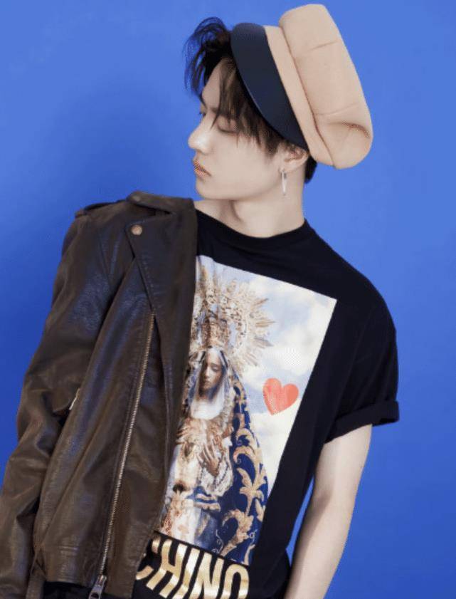 王一博发文怒斥私生,装追踪器还半夜敲门,请理性追星_白色_组合_下身