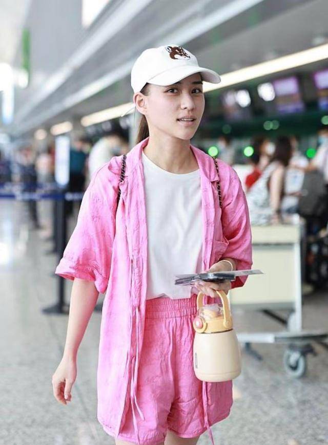 何超莲机场照出圈,穿搭简单朴素,却依然风头正劲_衣服_服装_配饰