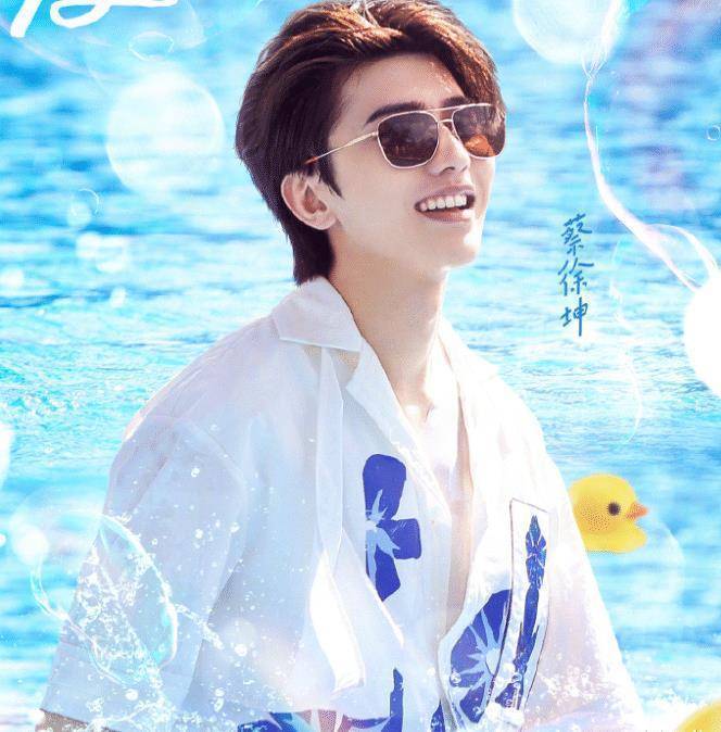 跑男夏日清爽大片,蔡徐坤青春感十足,谁知黄旭熙更加迷人!