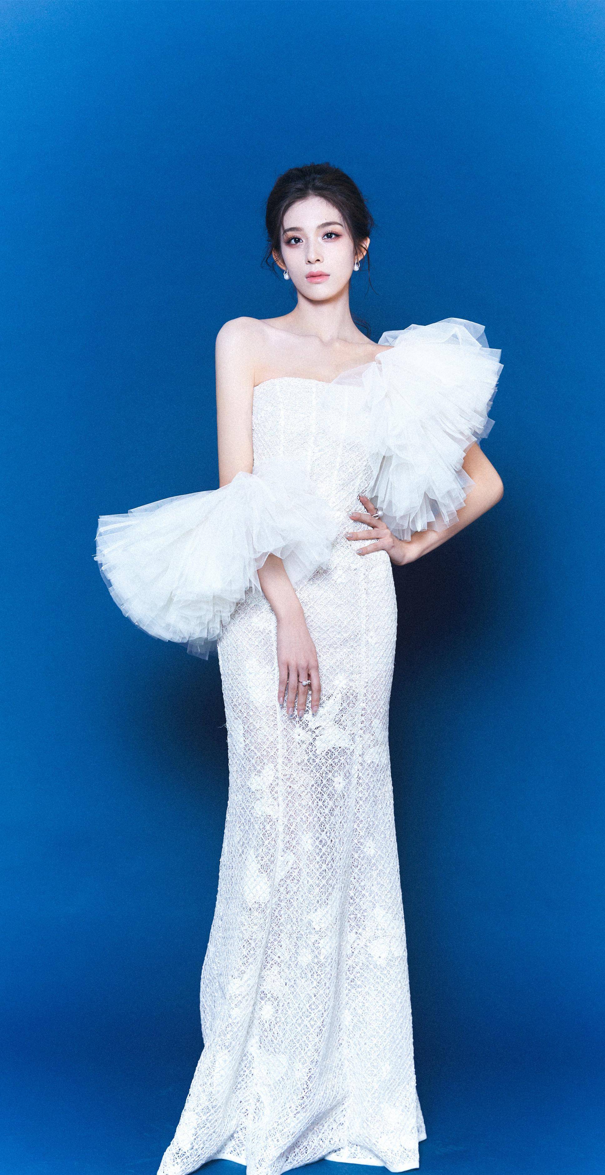 钟丽丽亮相时装节,身穿白色时尚长裙亮丽动人,秀出绝美锁骨_气质