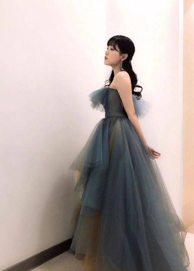 23岁李艺彤蕾丝纱裙萝莉甜美气质_穿着_风格_一身