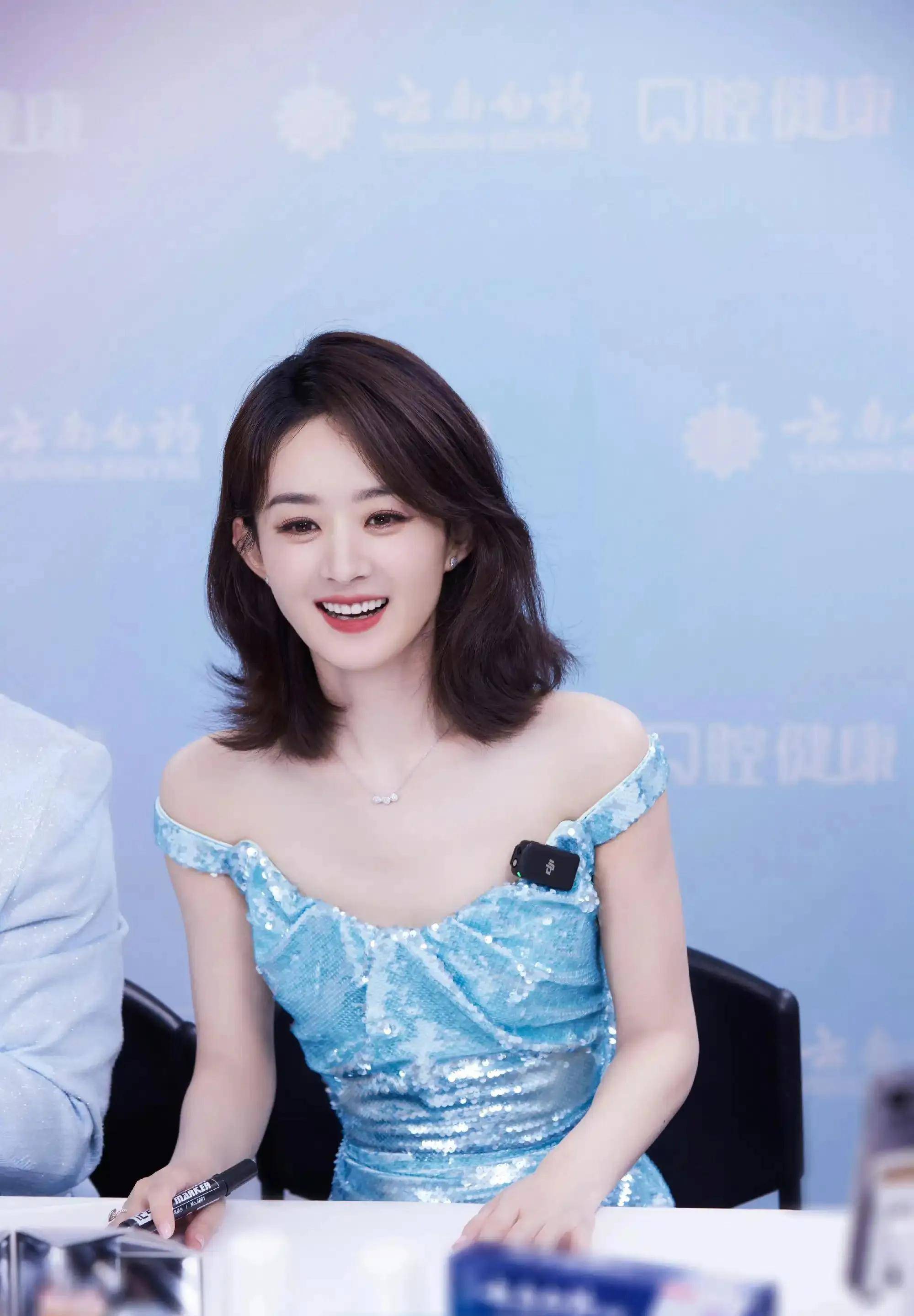 赵丽颖身穿蓝色抹身材亮片裙出席活动,人鱼造型引发新一波时尚潮流