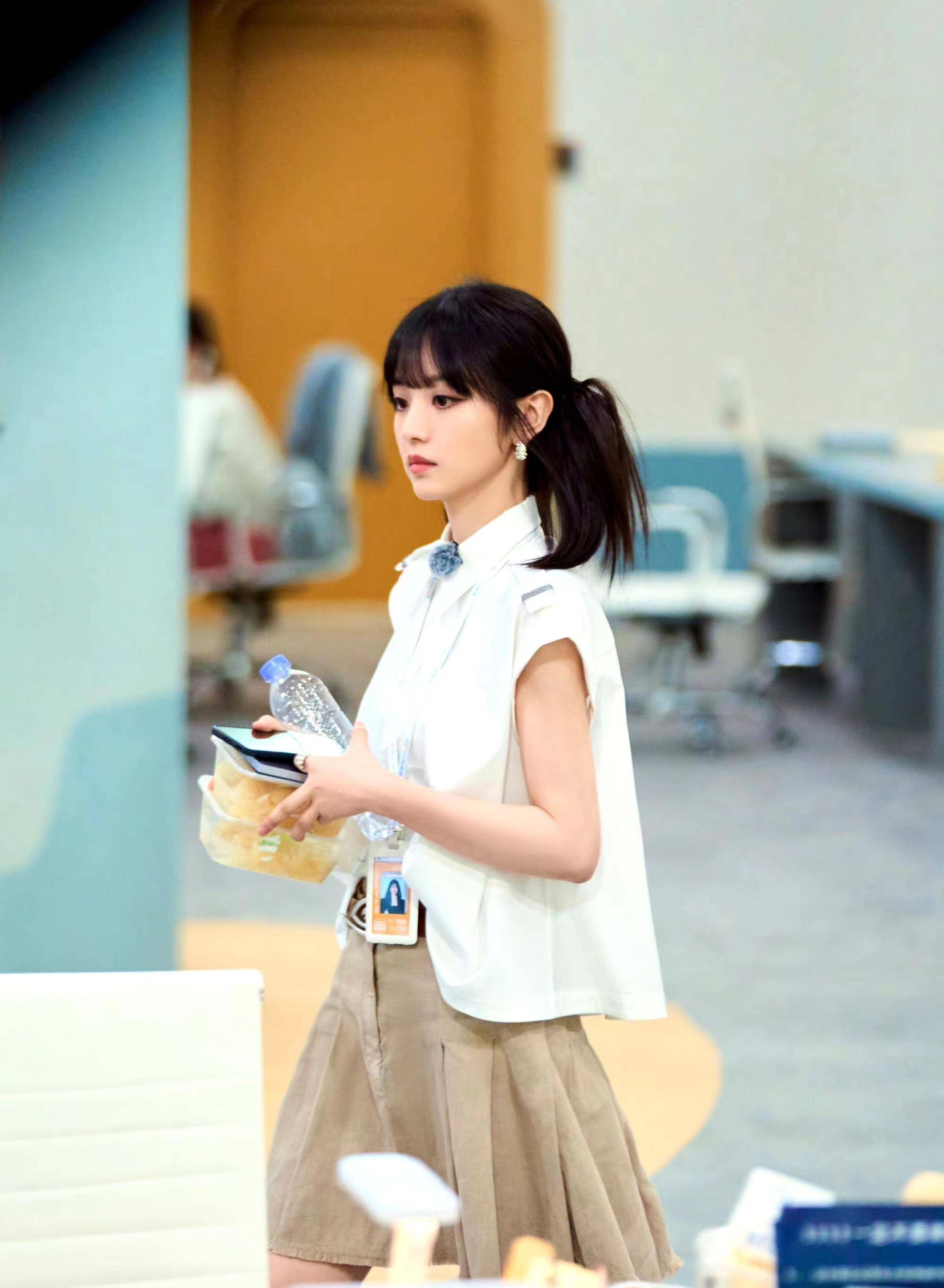 田曦薇《女子推理社》新造型,白衬衫配短裙双马尾太可爱了!