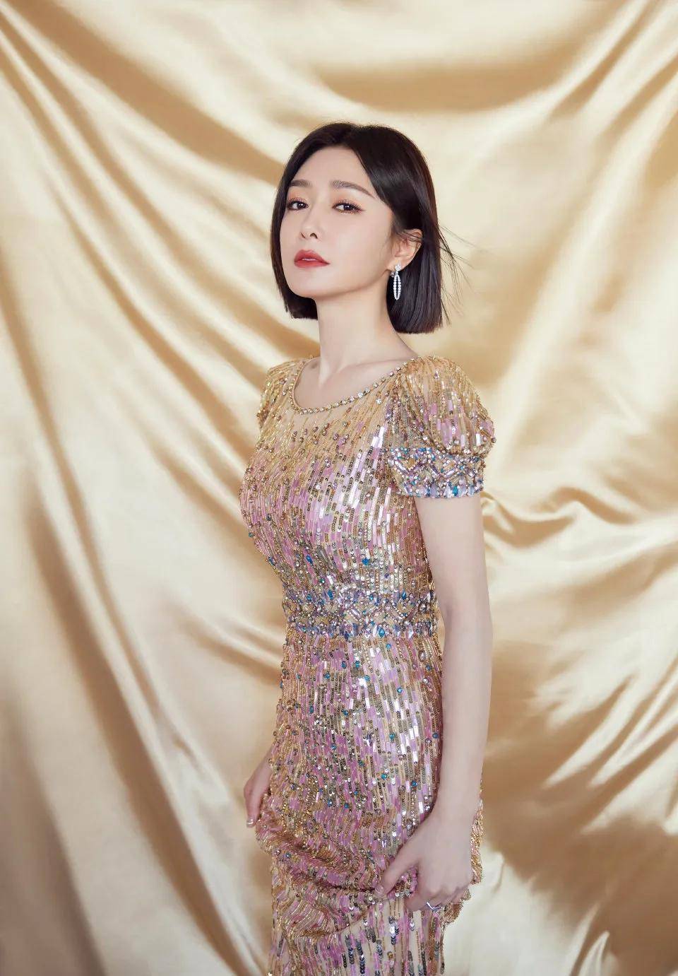 电视舞台女星秦岚有两种造型,最刺激的绿毛衣_姐姐_很漂亮_笑声