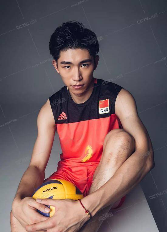 中国男排他最帅,冲击东京奥运会全靠他,军人家庭造就了他_江川_训练