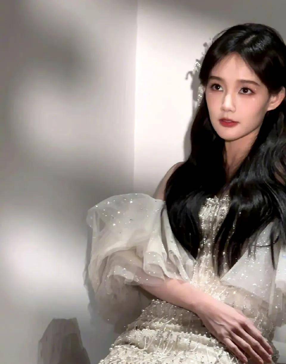 李一桐蝴蝶流苏飞袖连衣裙_银色_眼睛_亮片