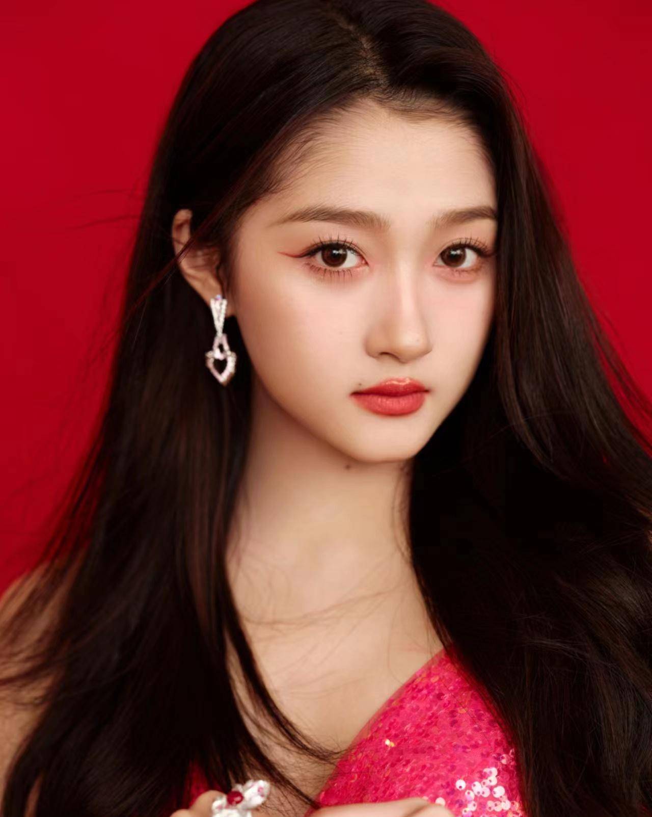 关晓彤北京卫视舞台一袭玫红色亮片礼服优雅惊艳!