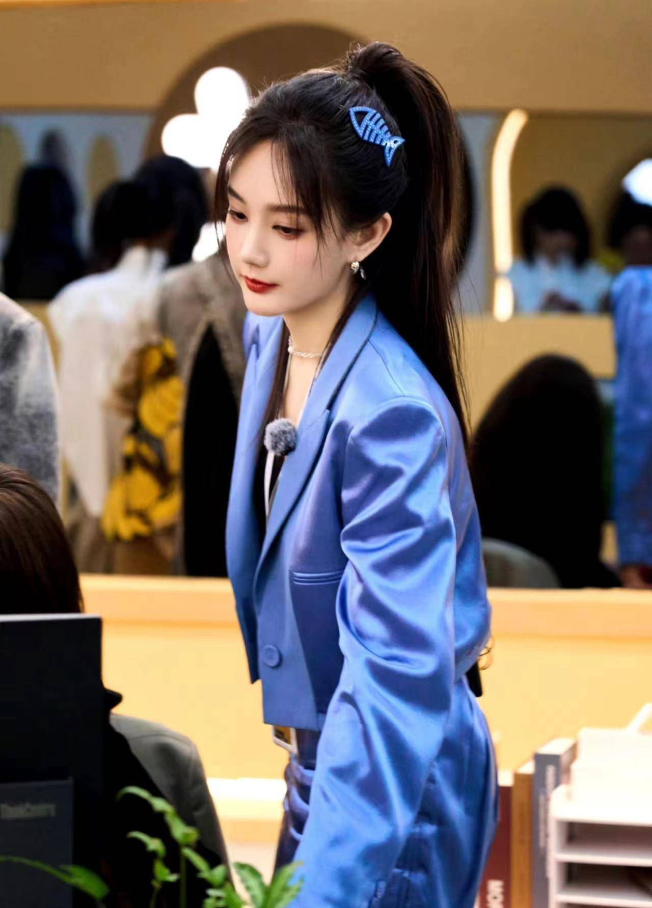 李一桐《女子推理社》新造型,身穿蓝色西装裙,优雅又时尚!