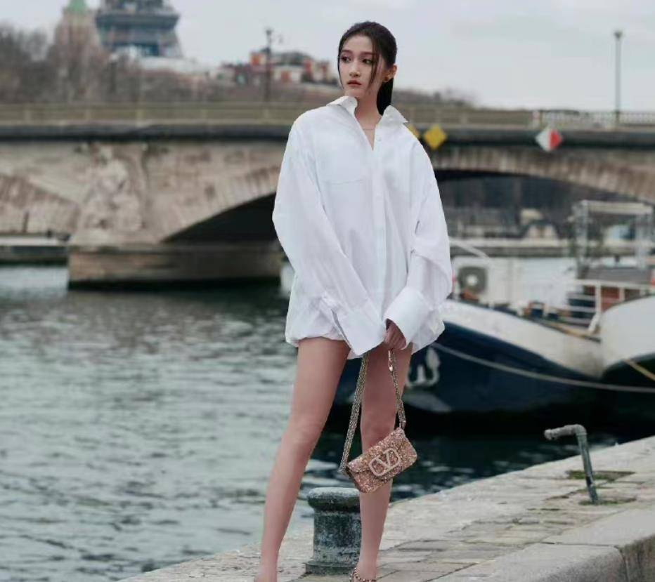 关晓彤看秀造型踩雷!