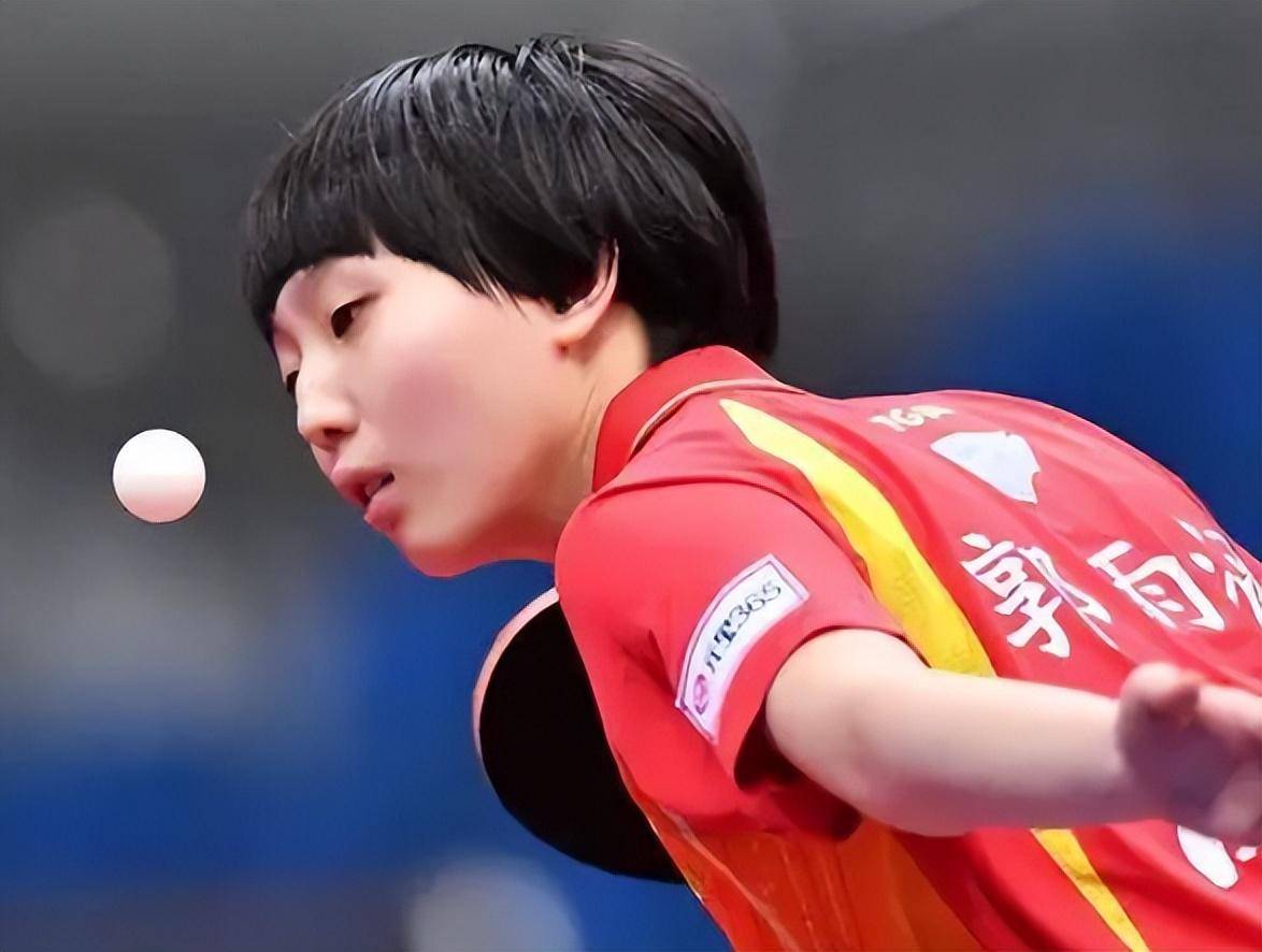 第一局比赛,面对倪夏莲的长胶变化,小将朱思冰显得手足无措,完全不