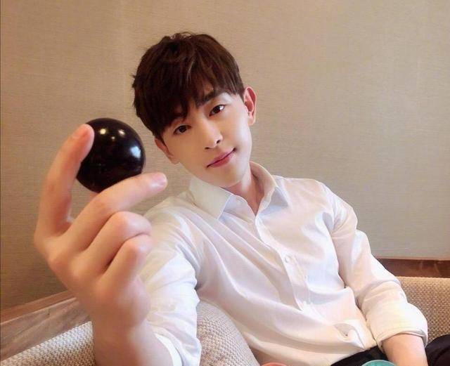 邓伦手上的小设计注意到了吗?可爱!_指甲油_路人_极限挑战