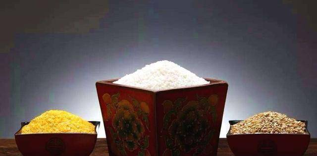 古代粮食计量的单位是升或者斗,而商人在卖米的时候,都是尽量把升斗堆