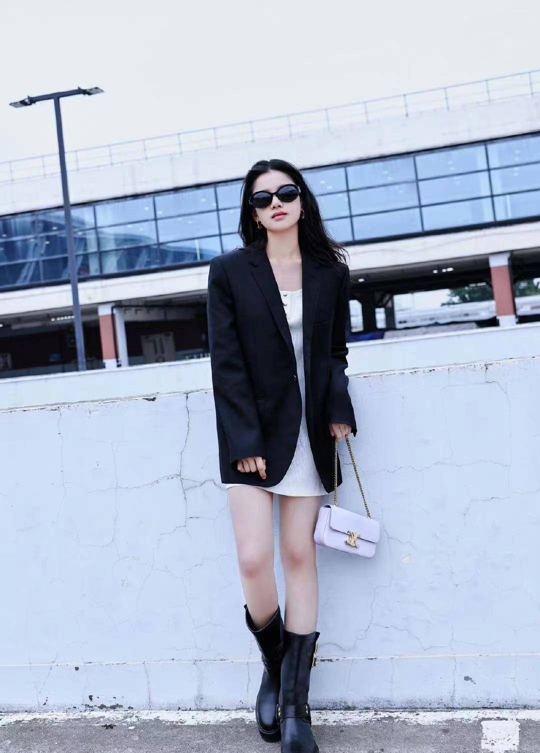 张婧仪赴戛纳参加品牌活动,黑色西装连衣裙,酷女孩在线_时尚_造型